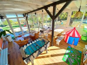 una vista aérea de una sala de estar con una tienda de campaña en Honey hill apartment Fruska Gora, en Čerević