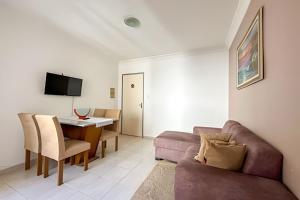 a living room with a couch and a table at Apto com AR, 3/4 em condomínio com piscina e lazer in Aracaju