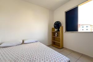 a bedroom with a bed and a large window at Apto com AR, 3/4 em condomínio com piscina e lazer in Aracaju +21 photos