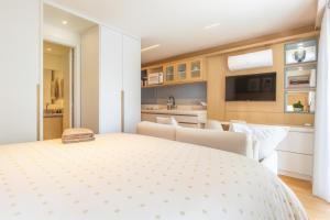 a bedroom with a bed and a living room at 1306 - Luxuoso Studio BF - CWB Central - Com Garagem in Curitiba