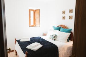 Parada de EsterにあるCasa dos Costasのベッドとタオル2枚のある寝室