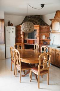 Parada de EsterにあるCasa dos Costasの木製テーブルと椅子付きのキッチン