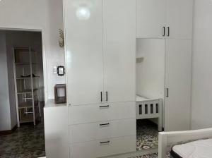 - une chambre blanche avec une grande armoire blanche dans l'établissement Mains Rd 舒适双人间2张床2, à Brisbane 24 autres photos