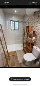 MatolaにあるCa Didiのシャワーとトイレ付きのバスルーム