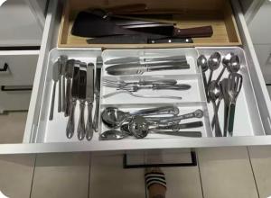 un tiroir rempli d'ustensiles de cuisine dans une cuisine dans l'établissement Mains Rd 舒适双人间2张床2, à Brisbane