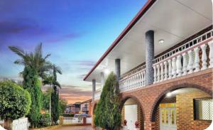 a building with a balcony on the side of it at Mains Rd 舒适双人间2张床2 in Brisbane