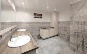 Koupelna v ubytování Gîtes des Charrières + 8 fotografií