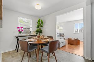 Una cocina y un comedor con mesa y sillas. en Modern Bellevue Retreat Near Stadiums & Downtown, en West View