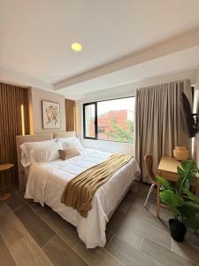 Ένα ή περισσότερα κρεβάτια σε δωμάτιο στο Bloom by Simple Stay