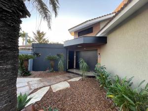 a house with a garage in front of it at Belíssimo Estudio Stella Maris in Andradina