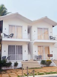 Casa blanca con escaleras y balcones en Seawood Beach side, en Morjim