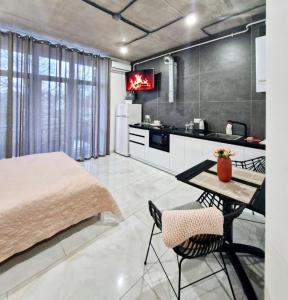 - une cuisine avec un lit et une table dans une chambre dans l'établissement Elegant apartments in the city center Brewery, à Rivne
