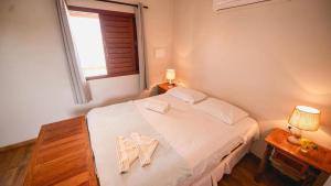 - une chambre avec un lit et 2 serviettes dans l'établissement Pousada do amor, à São Miguel do Gostoso