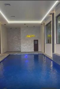 Grădiştea de MunteにあるPerla Dacilorの建物内の青い水の大きなプール