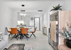 un salon et une salle à manger avec une table et des chaises dans l'établissement Modern and Luxury Apartment in Flamenca Village, à Orihuela Costa