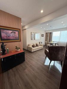 una sala de estar con un sofá y una silla en Moderno Depa en Cayma - Zona Top, en Arequipa
