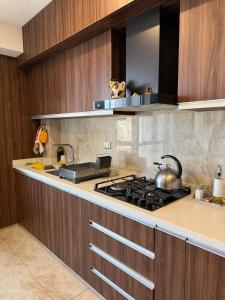 y cocina con fogones y hervidor de agua. en Moderno Depa en Cayma - Zona Top, en Arequipa