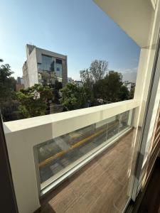 un balcón con vista a un edificio en Moderno Depa en Cayma - Zona Top, en Arequipa