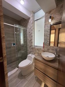 Un baño con inodoro, lavabo y ducha. en Moderno Depa en Cayma - Zona Top, en Arequipa 38 fotos más