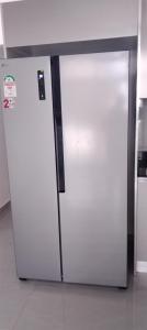 Un refrigerador blanco en una habitación con mostrador. en AQUA GARDENS SEAVIEW LUXURIOUS HOMESTAY NYALI Msa, en Mombasa