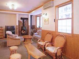 - un salon avec des chaises, une table et un canapé dans l'établissement Minamiuonuma - Hotel - Vacation STAY 23107v, à Myōgasawa