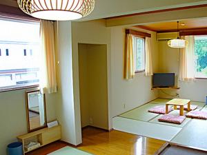 un salon avec une grande pièce avec une télé dans l'établissement Minamiuonuma - Hotel - Vacation STAY 23110v, à Myōgasawa