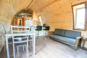una sala de estar con un sofá y una mesa en The Hobbit tiny house dogfriendly, en Saint-Alexis-des-Monts 32 fotos más