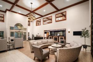 an open living room with couches and chairs at Best Western Premier Bridgewood Hotel Resort in Neenah