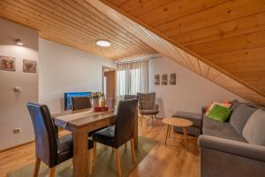 een woonkamer met een tafel en een bank bij Apartmány Bobrík in Liptovský Mikuláš