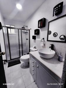 ein Badezimmer mit Waschbecken, Toilette und Dusche in der Unterkunft sunrise in Cancun in Cancún