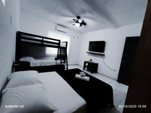 ein Schlafzimmer mit einem Bett und einem Flachbildfernseher in der Unterkunft sunrise in Cancun in Cancún