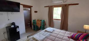 TV a/nebo společenská místnost v ubytování Cabañas & Suites Dunas de Fiambalá