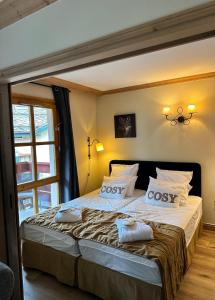 Postel nebo postele na pokoji v ubytování La Marmotte ARC 1950