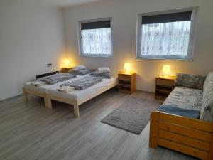 Postel nebo postele na pokoji v ubytování Ház a tónál szelid