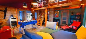 ein Wohnzimmer mit einer blauen Couch und einem Schachtisch in der Unterkunft LaRossa House in Dobrinj