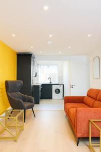 un salon avec un canapé et une cuisine dans l'établissement 2 Bedroom House Cork City Centre, à Cork