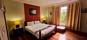 une chambre avec un lit et une fenêtre dans l'établissement Hua Hin Blue Lagoon, à Cha Am 237 autres photos