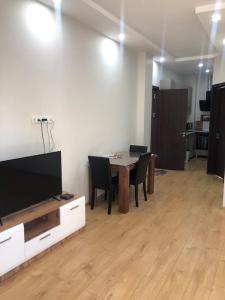 Μια τηλεόραση ή/και κέντρο ψυχαγωγίας στο Three Pines +38 φωτογραφίες