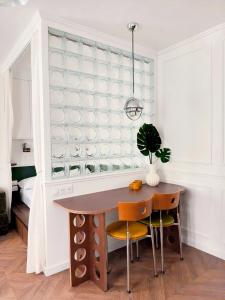 une salle à manger avec une table et des chaises dans l'établissement Eiffel Tower 6-Min Walk Charming Studio 3 sleeper, à Paris