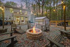 un foyer extérieur au milieu d'une cour avec bancs dans l'établissement Pocono Lake Escape, includes Golf Cart, Hot Tub, à Pocono Lake