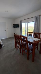 TV a/nebo společenská místnost v ubytování Cabañas Altos del Cerro Potrero de los Funes con vistas a las Sierras