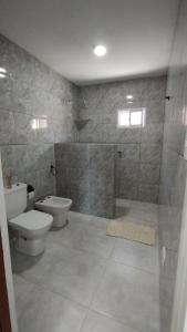 Koupelna v ubytování Cabañas Altos del Cerro Potrero de los Funes con vistas a las Sierras