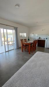 Kuchyň nebo kuchyňský kout v ubytování Cabañas Altos del Cerro Potrero de los Funes con vistas a las Sierras