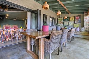 une salle à manger avec une table et des chaises en bois dans l'établissement Veranda House Boutique Accommodation, à Midrand