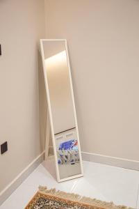 a mirror in a corner of a room at استراحة غريس الجديدة in Jeddah