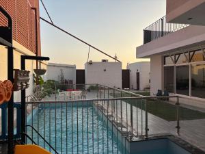 a swimming pool on the balcony of a building at شاليه واستراحة ورد جدة in Jeddah