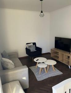 Una sala de estar con un sofá y dos mesas. en Dpto Nueva Cordoba, en Córdoba