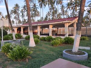 ein Resort mit Palmen und einem Gebäude in der Unterkunft Apartamento con vista al mar Tucacas in Tucacas