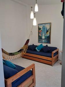 Zimmer mit 2 Betten und einer Hängematte in der Unterkunft Apartamento con vista al mar Tucacas in Tucacas