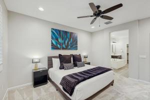 マラーナにあるBlue Agave Dreamsのベッドと天井扇風機のある寝室 +23枚の写真